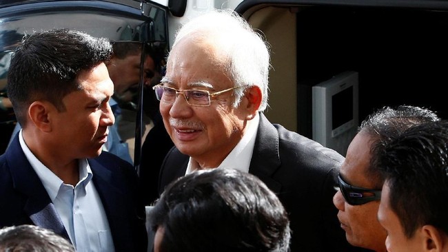 Komisi Anti-korupsi Malaysia (MACC) dilaporkan menahan Muhammad Shafee, pengacara mantan Perdana Menteri Malaysia, Najib Razak, terkait pencucian uang.