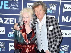 Kesal Jalan Berlubang Tak Diperbaiki Pemerintah, Rod Stewart Lakukan Ini