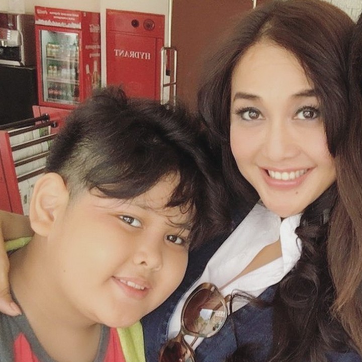 <p>Walaupun usianya sudah berkepala 5, Bunda Mitha masih awet muda ya. Sehat selalu Mitha dan Adrian! (Foto: Instagram/ @paramitha118)</p>