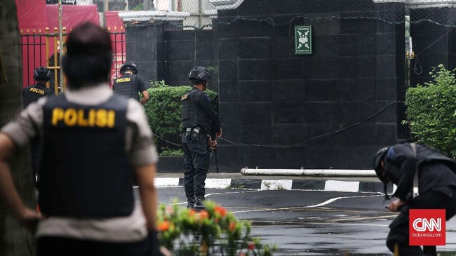 Kepolisian telah menangkap pasangan suami istri pelaku penyerangan Polres Indramayu. Sang istri tengah diinterogasi, sedangkan suami kritis akibat tertembak.