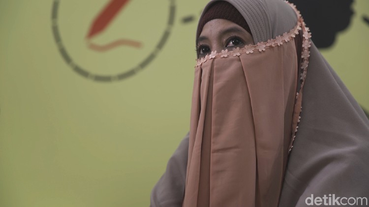 Apa yang kita lakukan tak lepas dari nyinyiran orang. Seperti yang dialami Peggy Melati Sukma setelah dirinya berhijrah.