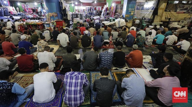 Plt Wali Kota Medan menyebut ibadah berjemaah termasuk salat Jumat di masjid harus tetap memperhatikan protokol kesehatan terkait wabah corona.