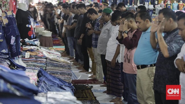 MUI Jatim membandinkan pusat perbelanjaan yang masih buka. Karena itu belum saatnya masjid ditutup aktivitasnya, termasuk untuk salat jumat.