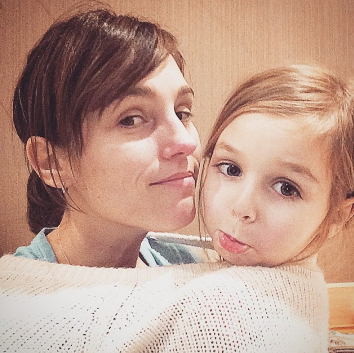 <p>Sepertinya ibu dan anak ini lagi kedinginan. Tuh lihat mereka satu sweater berdua. (Foto: Instagram @atothedoublej)</p>