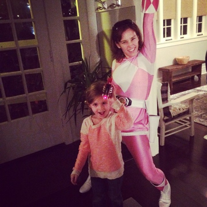 <p>Inilah dia Amy Jo Johnson, si pemeran Ranger Pink. Kini Amy adalah ibu dari seorang anak perempuan yang cantik. (Foto: Instagram @atothedoublej)</p>