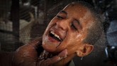NYALANG: Duka dalam Sekam Pada foto unik pilihan CNNIndonesia.com pekan ini, ada foto pasien kanker di Puerto Rico hingga anak yang menjadi pengungsi dari Afghanistan.