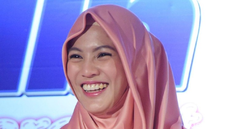 Kesibukan sebagai selebritis dan mengurus buah hati tak menghentikan tekad mereka untuk meraih gelar S2. Simak daftarnya di bawah ini!
