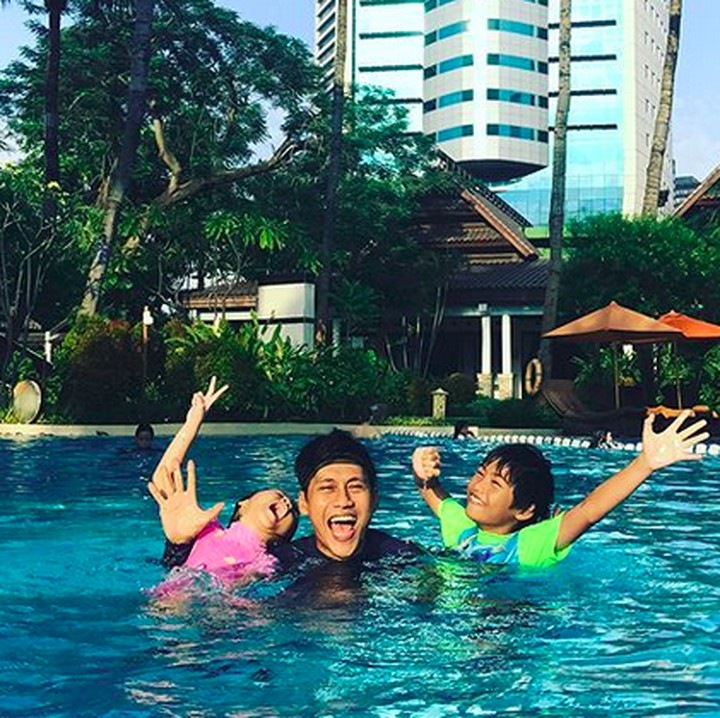 <p>Byur! Segar dan asyiknya habiskan waktu bareng anak dengan berenang. (Foto: Instagram/ @nugietrilogy)  </p>