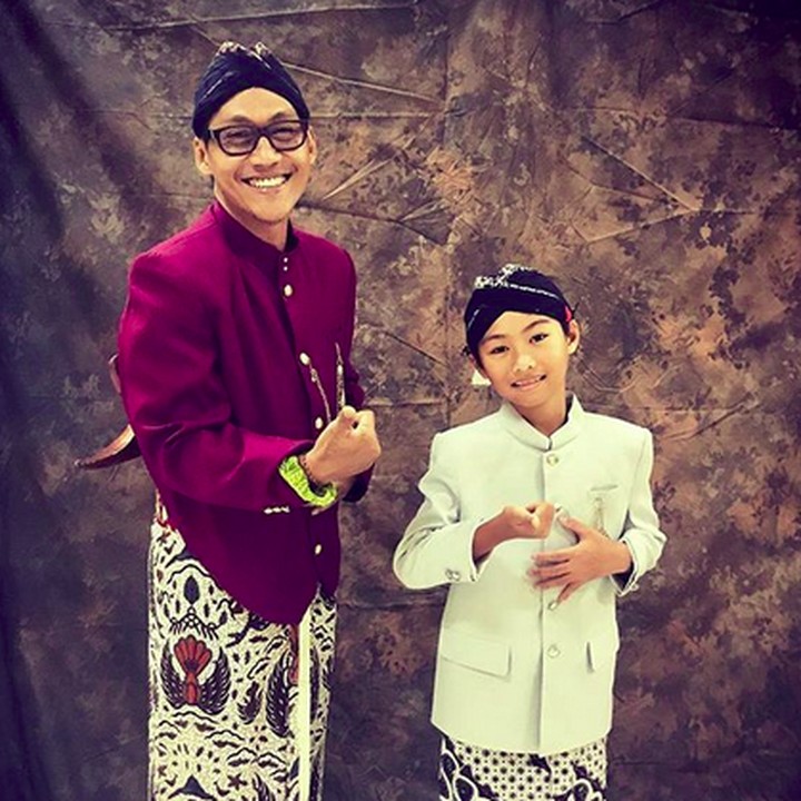 <p>Kompak pakai beskap bersama si anak lanang. (Foto: Instagram/ @nugietrilogy)  </p>