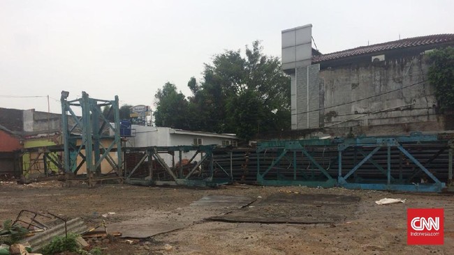 Polisi membawa tong yang diduga menjadi sumber dentuman di dekat PN Jakarta Selatan. Proyek pembangunan apartemen dihentikan sementara.