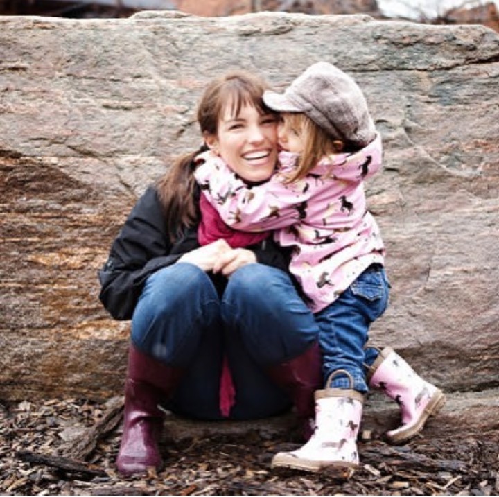 <p>Amy pun sering mendandani si kecil dengan serba pink. Mungkin jiwa Ranger Pink begitu kuat mengakar ya, he-he. (Foto: Instagram @atothedoublej)</p>