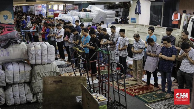FOTO: Menyeruak 'Ruang Sempit' Salat Jumat di Tanah Abang