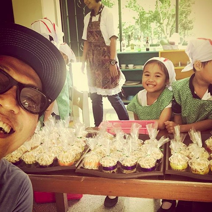 <p>Ayah Nugie saat nemenin Kaia di acara Market Day sekolahnya. (Foto: Instagram/ @nugietrilogy)  </p>