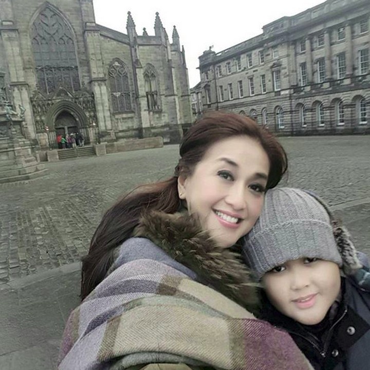 <p>Pelukan hangat Bunda Mitha untuk si kecil. (Foto: Instagram/ @paramitha118)  </p>