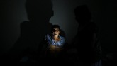NYALANG: Duka dalam Sekam Pada foto unik pilihan CNNIndonesia.com pekan ini, ada foto pasien kanker di Puerto Rico hingga anak yang menjadi pengungsi dari Afghanistan.