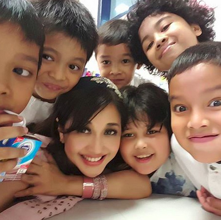 <p>Wanita yang akrab disapa Mitha ini juga akrab lho sama teman-temannya Adrian. (Foto: Instagram/ @paramitha118)  </p>