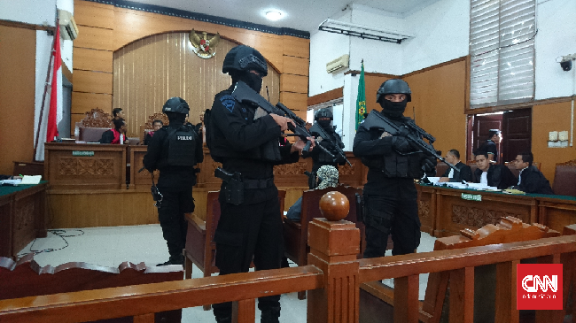 Pengawalan ketat di dalam sidang langsung dilakukan petugas bersenjata lengkap pada Aman Abdurrahman. Sidang juga juga sempat dihentikan oleh hakim.