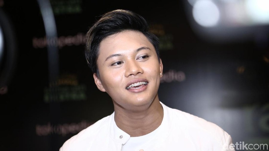 Rizky Febian terkendala masalah cuaca dan tidak sempat melakukan Gladi Resik di Lapangan Transcity, BSD, Tangerang.
