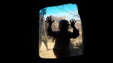 NYALANG: Duka dalam Sekam Pada foto unik pilihan CNNIndonesia.com pekan ini, ada foto pasien kanker di Puerto Rico hingga anak yang menjadi pengungsi dari Afghanistan.