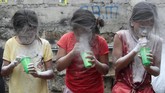NYALANG: Duka dalam Sekam Pada foto unik pilihan CNNIndonesia.com pekan ini, ada foto pasien kanker di Puerto Rico hingga anak yang menjadi pengungsi dari Afghanistan.