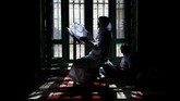 NYALANG: Duka dalam Sekam Pada foto unik pilihan CNNIndonesia.com pekan ini, ada foto pasien kanker di Puerto Rico hingga anak yang menjadi pengungsi dari Afghanistan.