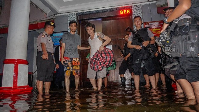 FOTO: Bergelut Dengan Rob di Pantai Utara Jawa