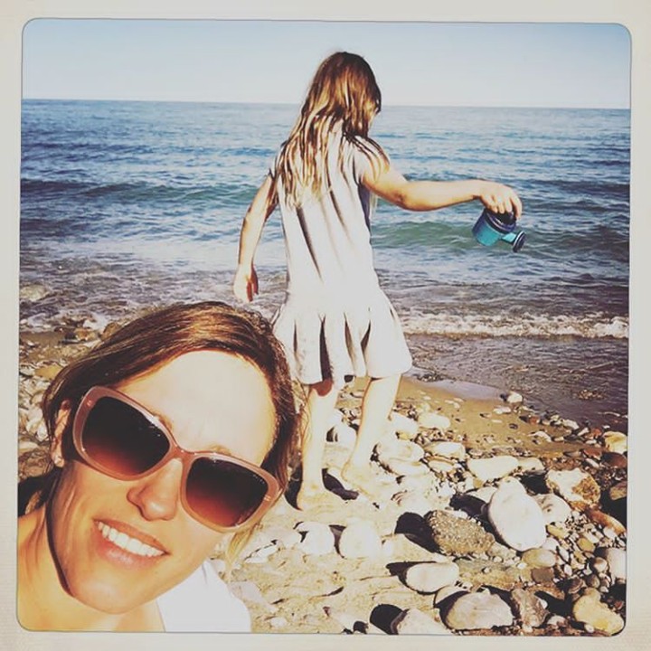 <p>Di akun Instagram-nya, Amy sering berbagi fotonya bersama putri kecilnya. Ini salah satunya, saat mereka sedang main ke pantai. (Foto: Instagram @atothedoublej)</p>
