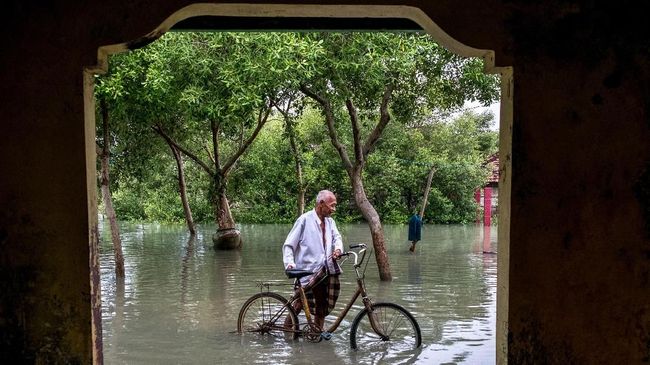 Erosi Pantai Demak Terparah, Habis 2 Ribu Hektare-Mundur 5 Km Erosi akibat abrasi pantai di Demak jadi yang terparah di Indonesia yang menghabisi lahan 2 hektar dan garis pantai mundur 5 kilometer.