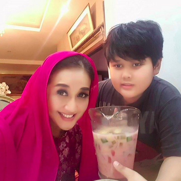 <p>Wah, Bunda Mitha dan Adrian udah siap dengan kudapan buka puasanya tuh. (Foto: Instagram/ @paramitha118)  </p>