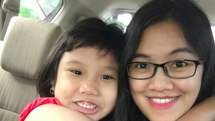 Kadang kita harus melipat rapi rindu dan menaruhnya di sudut hati saat harus tinggal berjauhan dari si kecil...