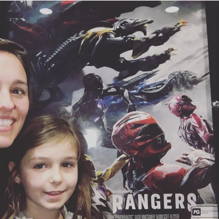<p>Nonton Power Rangers dulu yuk. (Foto: Instagram @atothedoublej)</p>