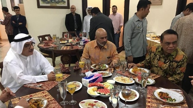 Duta Besar Kuwait untuk Indonesia Abdul Wahab Abdullah Al Sager menggelar sahur Ramadan di Diwaniya Kedutaan Kuwait di Jakarta.