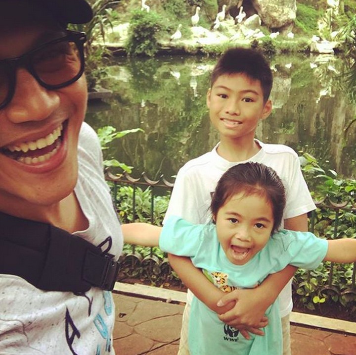 <p>Ayah Nugie ngajak Arka dan Kaia ke kebun binatang nih. (Foto: Instagram/ @nugietrilogy)  </p>