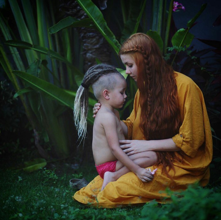 <p>Bunda akan menjagamu sepenuh hati, Nak. (Foto: Instagram/daria_gulenko)  </p>