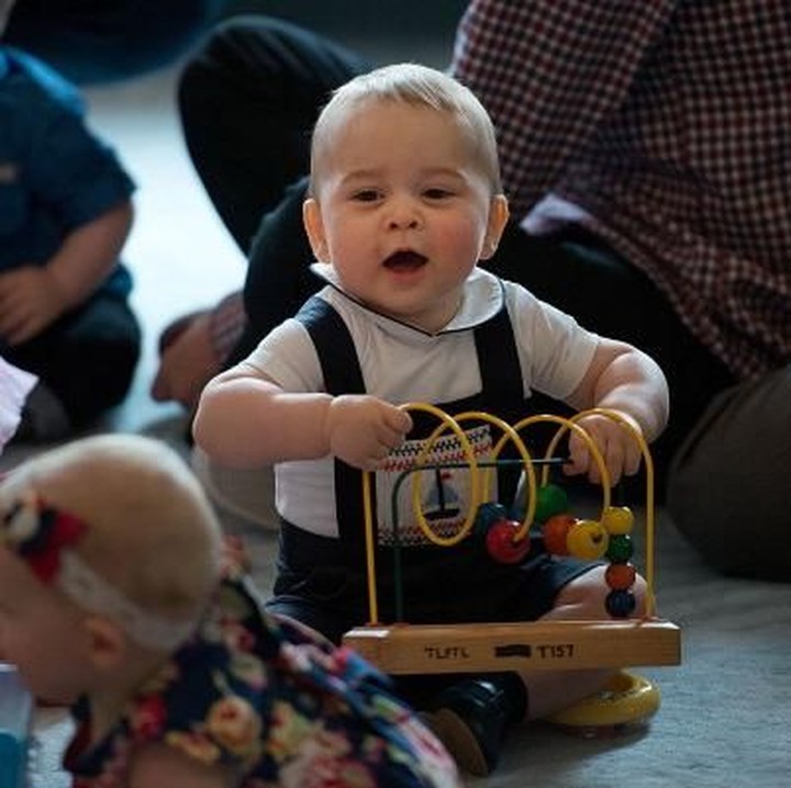 <p>Nah, ini saat Pangeran George masih bayi. Sepertinya hebih banget dengan mainannya ya, hi-hi. (Foto: Getty Images)</p>