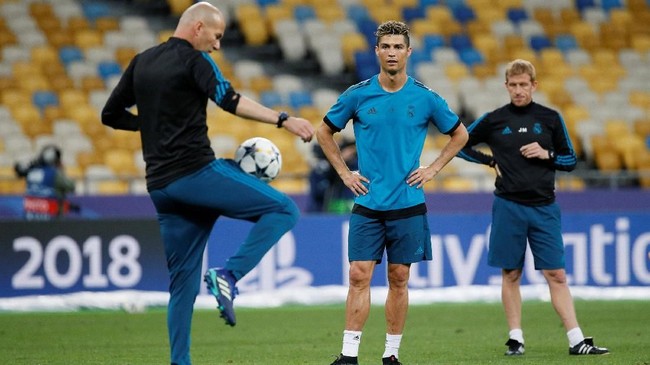 Zinedine Zidane diprediksi bakal menurunkan formasi kejutan saat Real Madrid menghadapi Liverpool di final Liga Champions 2018.
