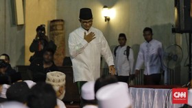 Takbiran Bareng Warga, Anies Disuguhi Makanan Khas Betawi