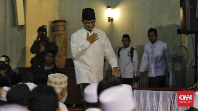Anies Baswedan selaku gubernur Jakarta untuk pertama kalinya menghabiskan malam takbiran bersama warga Jakarta Selatan.