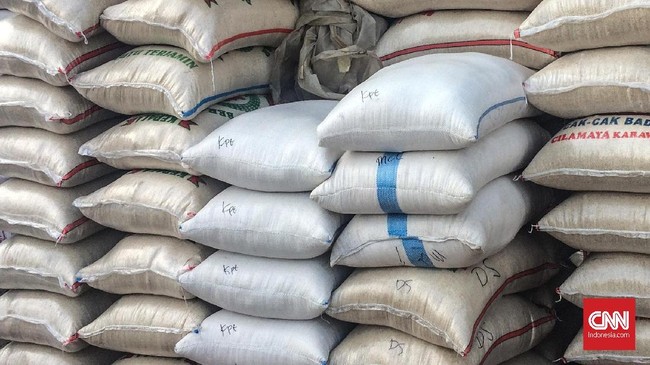 Perum Bulog menyatakan jumlah beras di gudang mereka sampai Oktober ini masih 2,4 juta ton dan cukup. Karena itu, mereka minta keran impor beras ditutup.