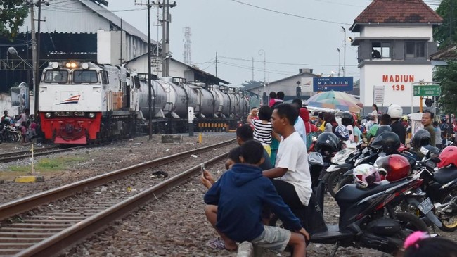 KAI melarang masyarakat melakukan aktivitas buka puasa bersama atau ngabuburit di kawasan jalur kereta api (KAI) selama Ramadan.