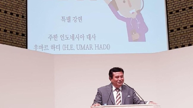 Dubes RI untuk Korea Selatan Umar Hadi memaparkan indahnya kehidupan digital nomad di Indonesia di hadapan mahasiswa Korea.