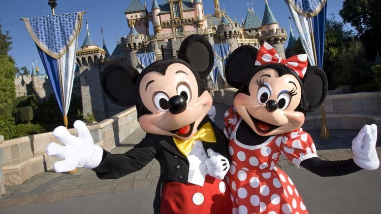 Berwisata ke Disneyland bisa memengaruhi kecerdasan anak lho, Bun. Ini lima alasan ilmiahnya.