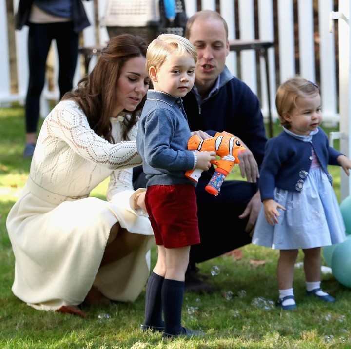 <p>Pangeran George siap menarik pelatuk tembakan berisi gelembung sabun.(Foto: Getty Images)</p>