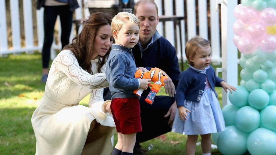 Asyiknya Putri Charlotte dan Pangeran George Saat Main di Luar