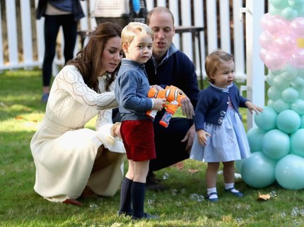 Asyiknya Putri Charlotte dan Pangeran George Saat Main di Luar