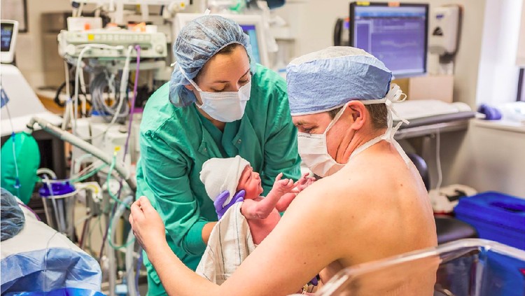Skin to skin contact dengan bayi yang baru lahir nggak cuma bisa dilakukan ibu, tapi juga ayah lho.