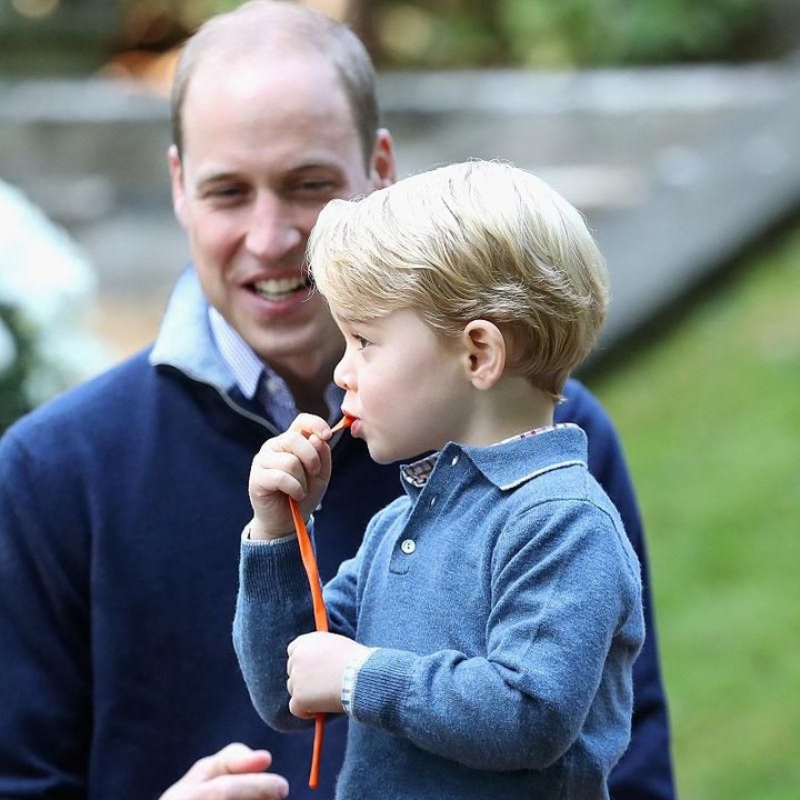 <p>Wah, Pangeran George bersiap meniup balon sendiri. (Foto: Getty Images)</p>