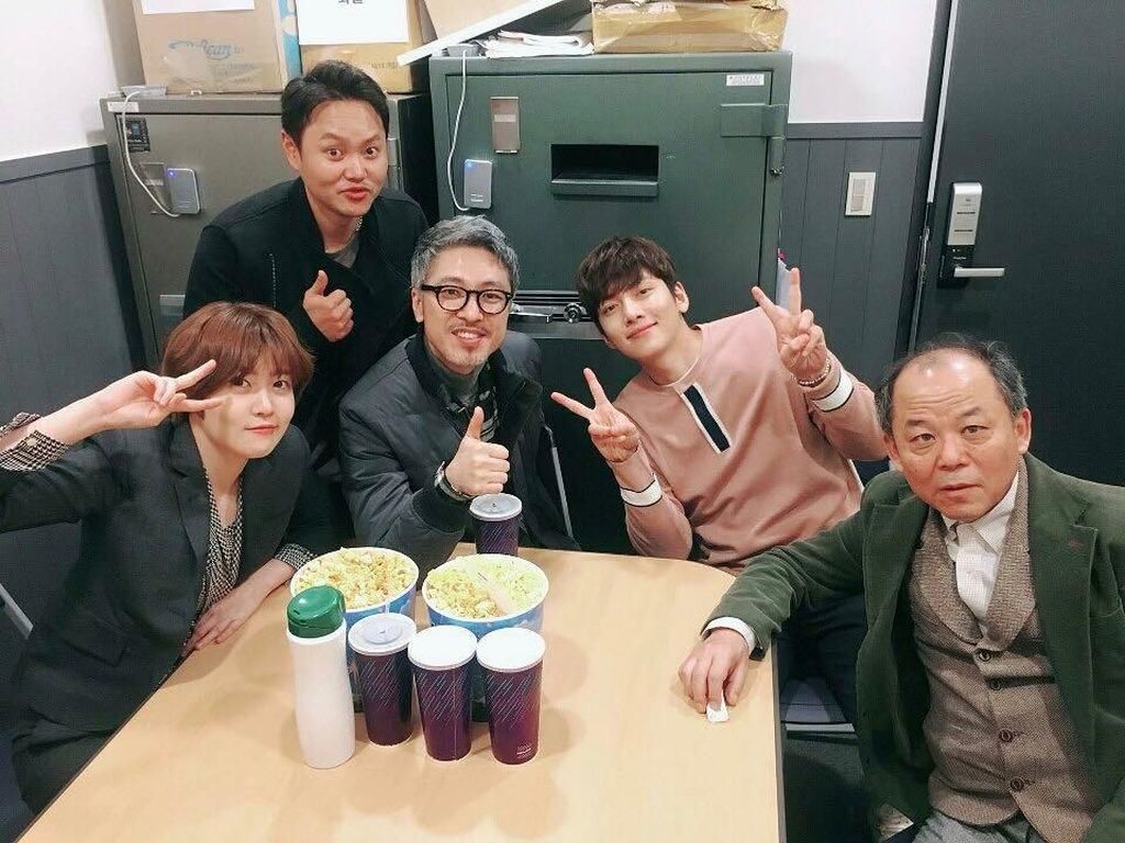 Bikin Meleleh! Begini 10 Gaya Makan Si Tampan Ji Chang Wook Bikin Meleleh! Begini 10 Gaya Makan Si Tampan Ji Chang Wook