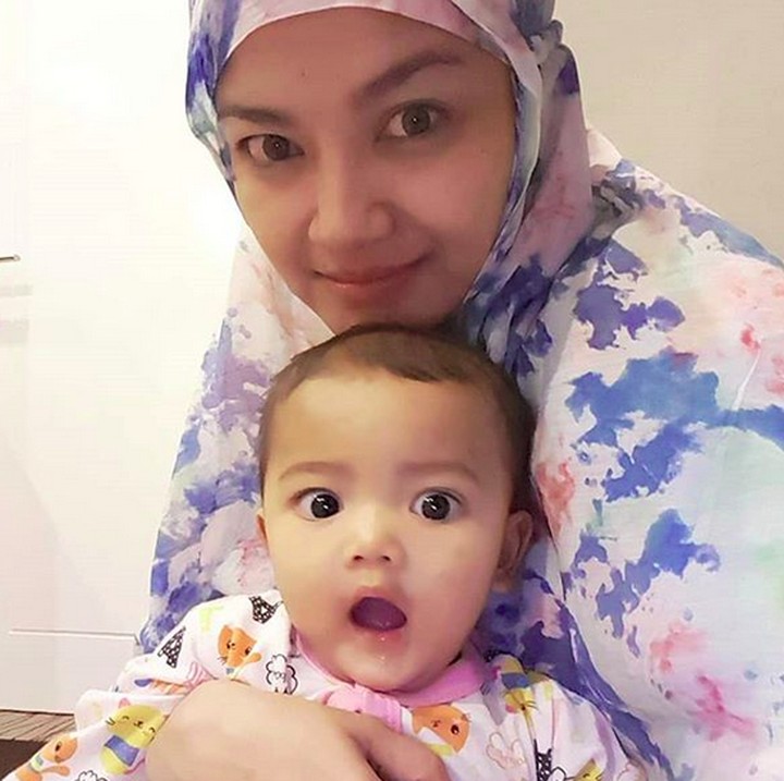 <p>Tuh, belo banget ya matanya Qisya. Lucu banget deh! (Foto: Instagram/ @tina_talisa)</p>