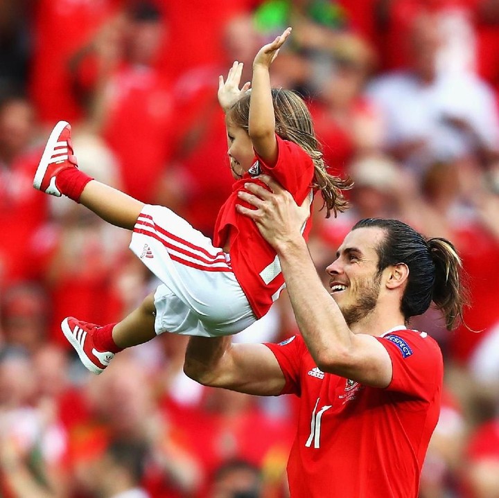 <p>Happy banget ayah Bale dan Alba setelah pertandingan berakhir. (Foto: Getty Images)</p>